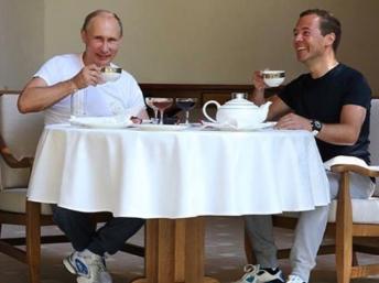 Пока Путин с Медведевым пьют чай… Пока Путин с Медведевым пьют чай…