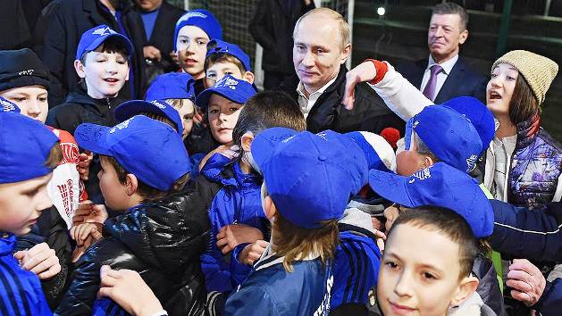 Школьники почитают праведника Путина Школьники почитают праведника Путина