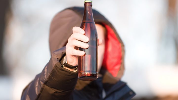 Архангелогородец разбил витрину и похитил десять бутылок алкоголя