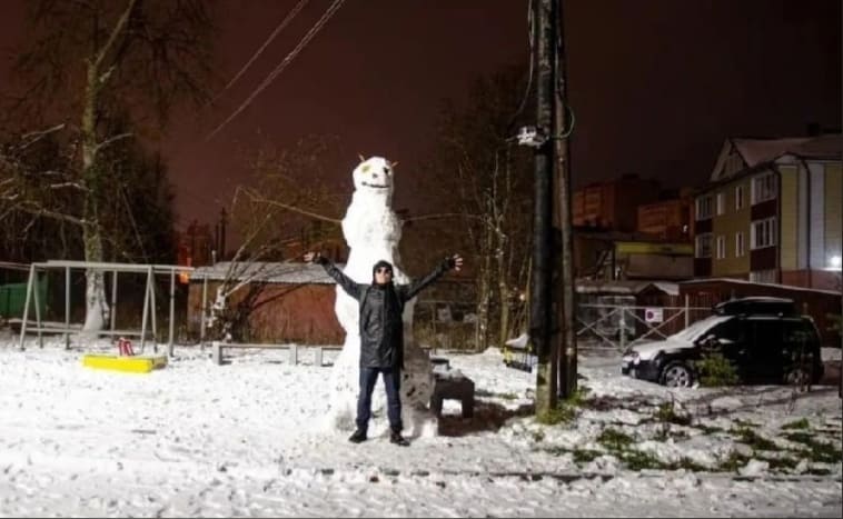 В одном из дворов Соломбалы появился огромный снеговик В одном из дворов Соломбалы появился огромный снеговик