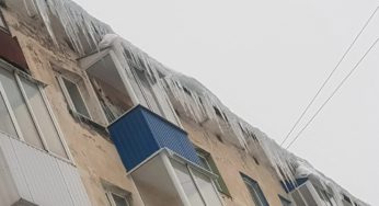 В Архангельске усилены меры контроля за уборкой снега и наледи с крыш