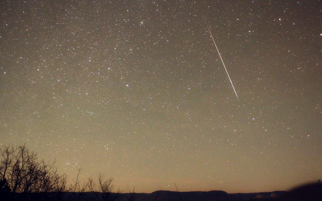 Жители Архангельска смогут наблюдать редкую комету C/2026