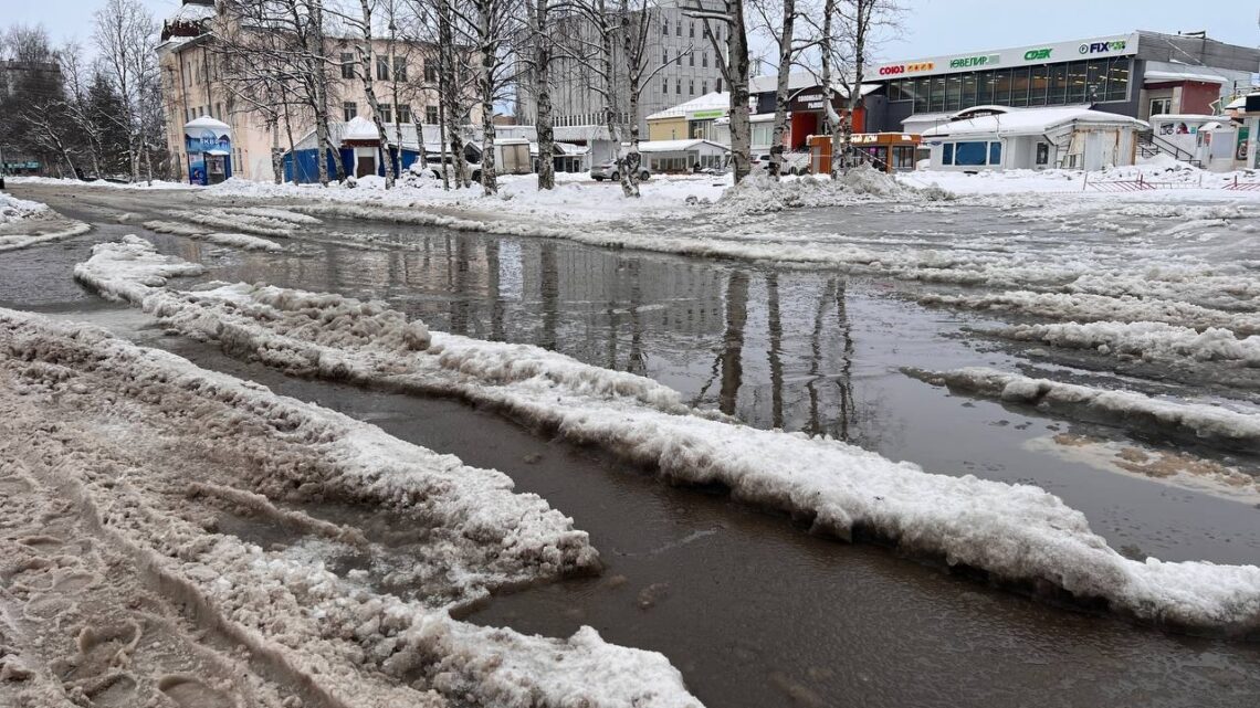 С приходом тепла жители Архангельска вновь жалуются на подтопленные улицы